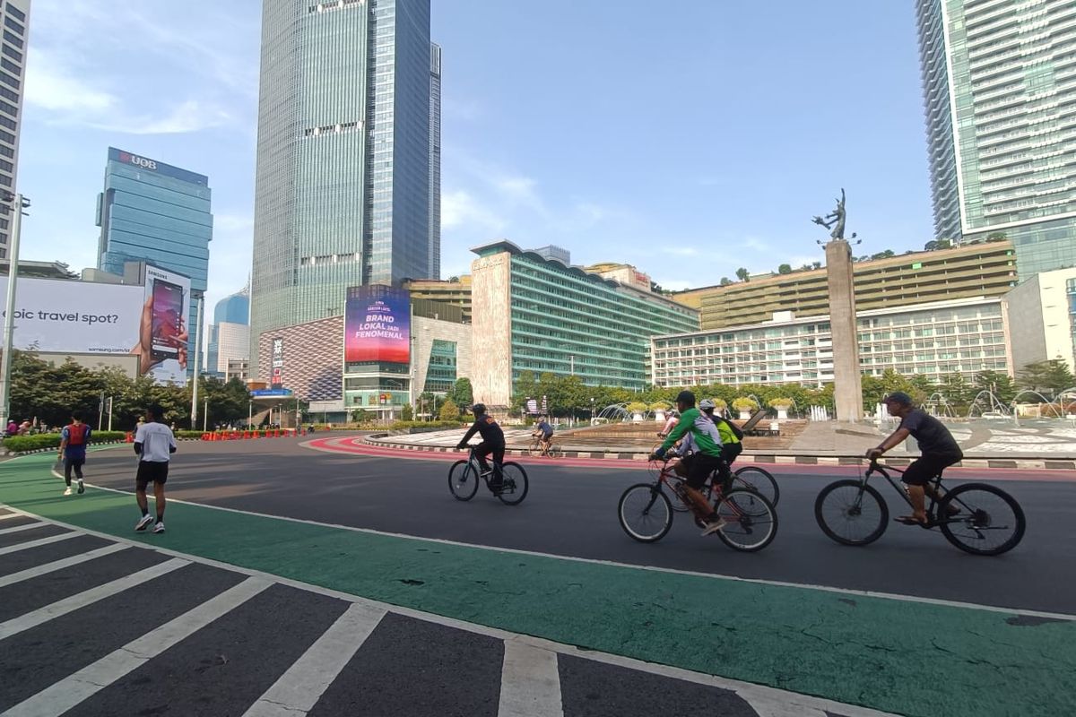 Warga tetap berolahraga meski kegiatan car free day (CFD) ditiadakan di kawasan Bundaran HI, Jakarta Pusat, Minggu (14/4/2024).