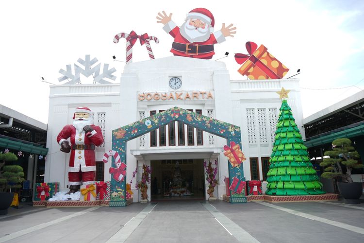 KAI Daop 6 Yogyakarta memprediksi adanya pertumbuhan volume keberangkatan penumpang sebesar 15% jika dibandingkan dengan periode Nataru sebelumnya. Jika Nataru sebelumnya, Stasiun Yogyakarta memberangkatkan 209.286 penumpang, pada Nataru 2025/2026 kali ini diprediksi akan berangkat sebanyak 241.123 penumpang. Di sisi kedatangan atau penumpang yang tiba di Stasiun Yogyakarta, KAI Daop 6 memprediksi ada pertumbuhan sebesar 5% dibandingkan dengan periode Nataru sebelumnya. Jika pada Nataru sebelumnya Stasiun Yogyakarta menerima kedatangan sebanyak 200.146 penumpang, maka pada Nataru 2025/2026 kali ini diprediksi menjadi 210.154 penumpang.