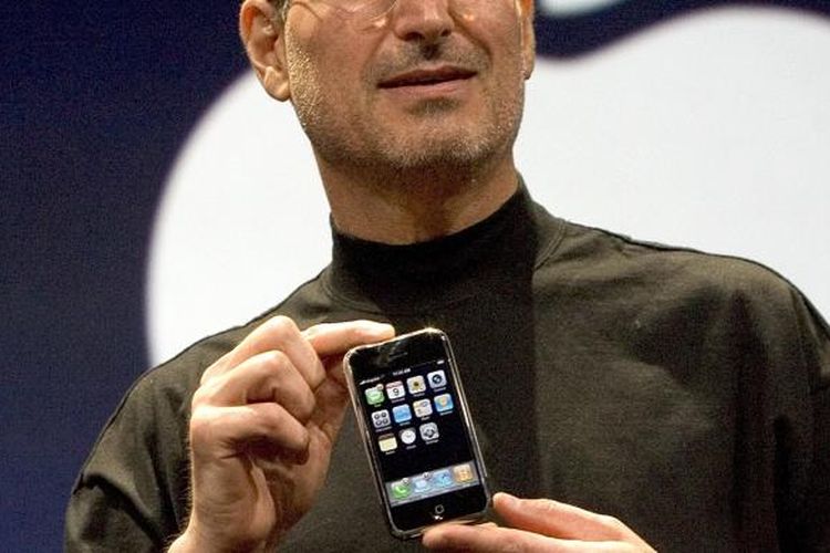 Almarhum pendiri Apple Steve Jobs saat memperkenalkan iPhone pertama, tahun  2007