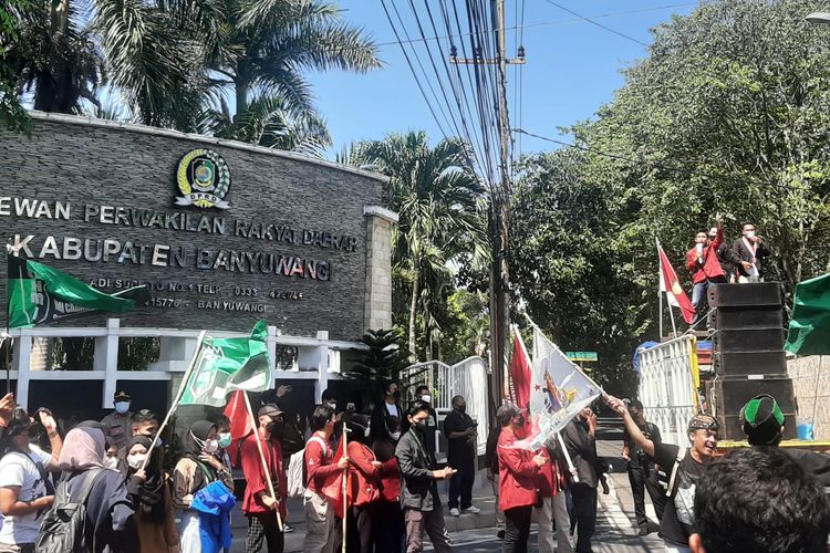 Aksi demonstrasi massa mahasiswa menyampaikan tuntutan terkait isu BBM, minyak goreng, kenaikan PPN dan perpanjangan masa jabatan presiden, di jalan depan Gedung DPRD Banyuwangi, Jawa Timur, Senin (11/4/2022).