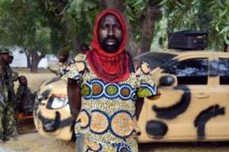 Seorang anggota Boko Haram mengenakan pakaian wanita untuk mengelabui tentara Nigeria. Namun, dia tidak mencukur jenggotnya sehingga mudah dikenali dan akhirnya ditangkap.