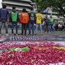 Demo Ojol di Semarang, Pengemudi Lepas Jaket dan Tabur Bunga