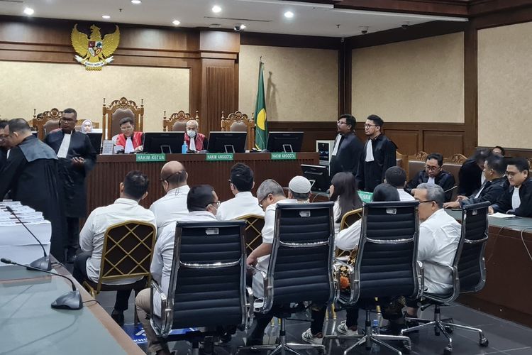 Sepuluh terdakwa kasus korupsi Tukin di Kementerian Energi dan Sumber Daya Mineral (ESDM) menjalani sidang tuntutan Jaksa Penuntut Umum (JPU) Komisi Pemberantasan Korupsi (KPK) di Pengadilan Tindak Pidana Korupsi (Tipikor) pada Pengadilan Negeri (PN) Jakarta Pusat, Kamis (29/2/2024). Seluruhnya terbukti secara sah dan meyakinkan menurut hukum melakukan tindak pidana korupsi berupa tunjangan kinerja (Tukin) sebagaimana dakwaan alternatif kedua Jaksa KPK.
