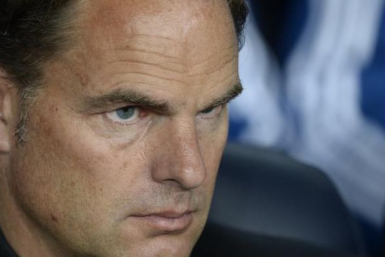 Pelatih Ajax Amsterdam, Frank de Boer, menyaksukan anak-anak didiknya melakoni pertandingan Liga Champions melawan Barcelona, di Camp Nou, 21 Oktober 2014.