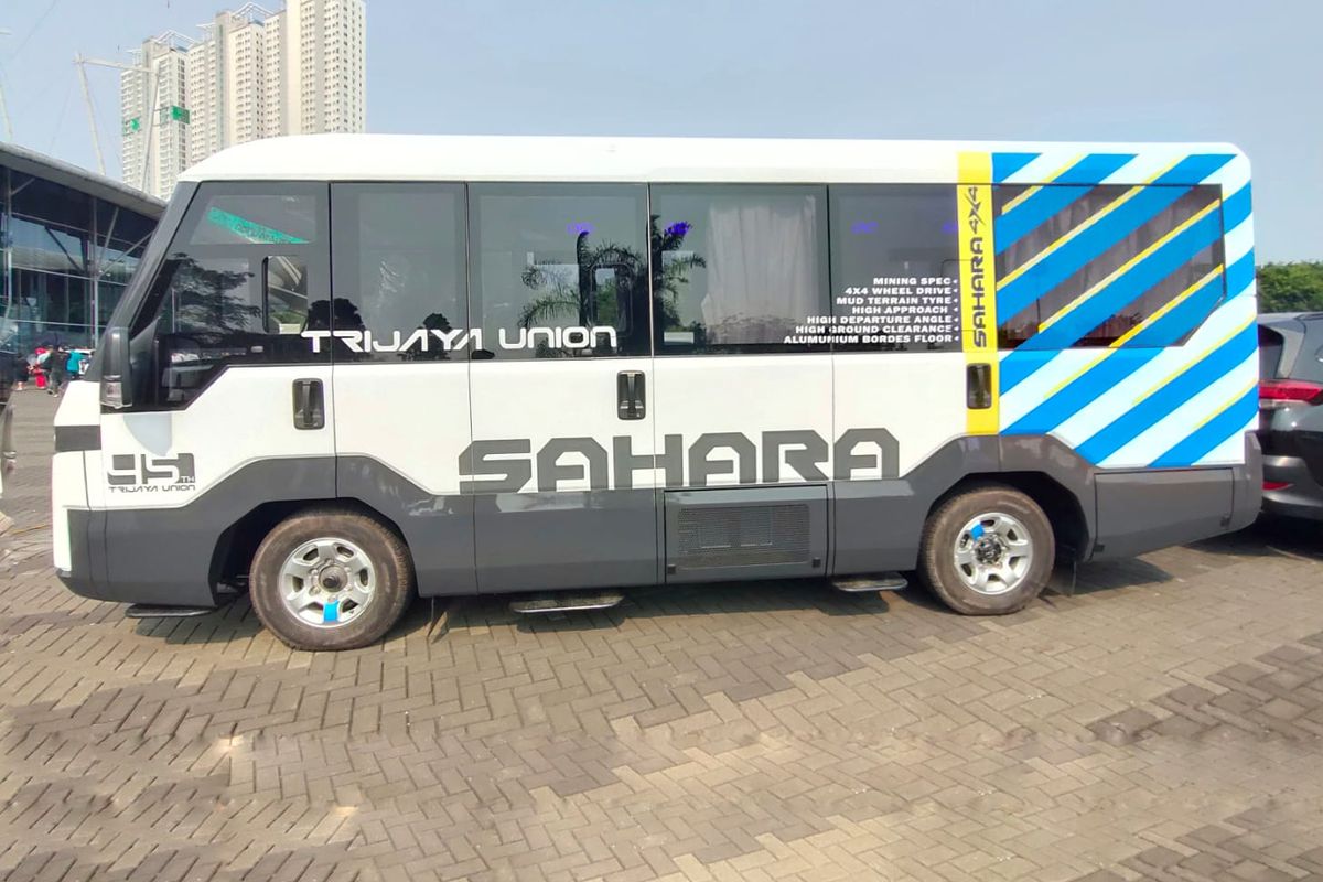 Medium bus Sahara rakitan Karoseri Trijaya Union