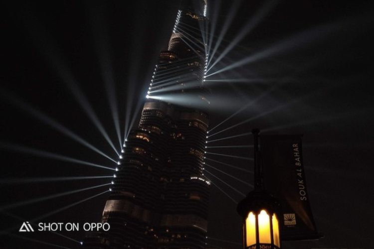 Keindahan Burj Khalifa di malam hari diambil dengan fitur Night Mode OPPO R17 Pro