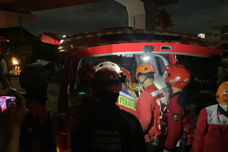 Seorang warga dievakuasi dalam peristiwa kebakaran rumah tinggal di Pegangsaan Dua, Kelapa Gading, Jakarta Utara, Kamis (25/1/2024) malam. 
