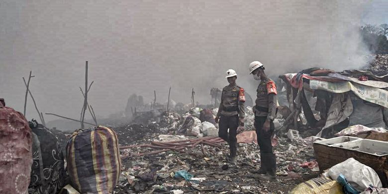 Kebakaran dibTPA Sarimukti, Kecamatan Cipatat, Kabupaten Bandung Barat (KBB), Jawa Barat tak kunjung padam meski sudah hari keenam, Kamis (24/8/2023).