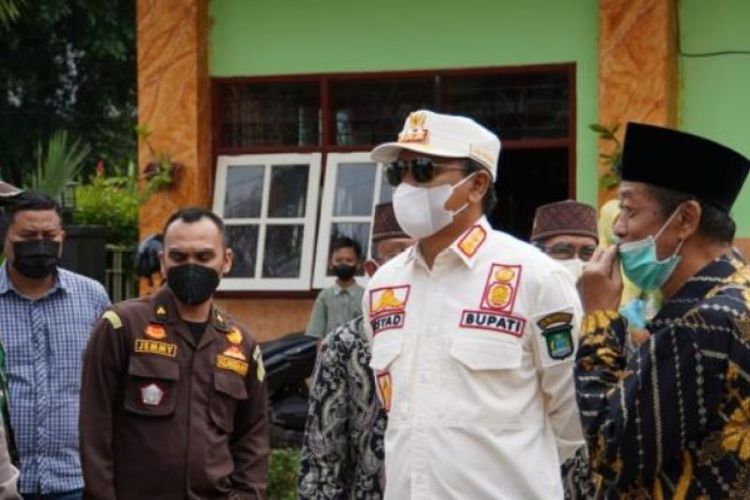 Bupati Pasuruan Irsyad Yusuf meninjau vaksinasi anak di Kabupaten Pasuruan.