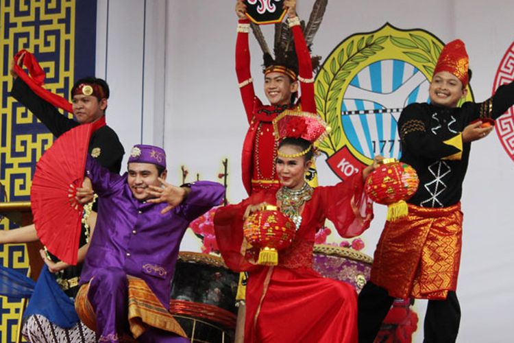 Sejumlah penari multi etnis Kalbar tampil dalam pembukaan Pekan Festival Cap Go Meh 2570/2019 di Pontianak, Kamis (14/2/2019). Festival Cap Go Meh yang digelar pada 14-19 Februari 2019 tersebut dimeriahkan dengan pekan promosi wisata dan kuliner, karnaval budaya, atraksi barongsai, ritual naga buka dan tutup mata serta pembakaran naga.  