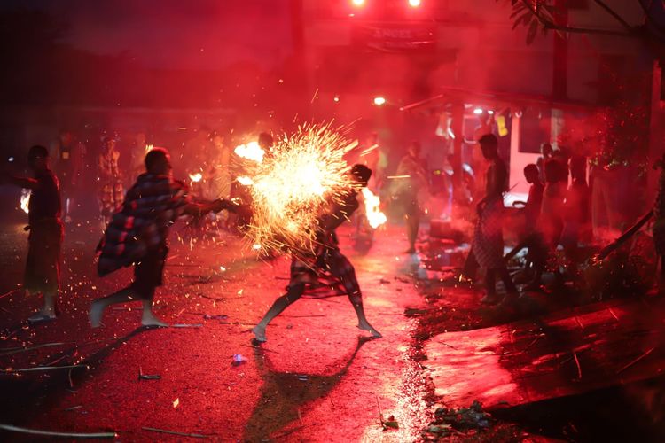 Tradisi perang api atau meamuk-amukan yang dilangsungkan warga di Desa Padangbulia, Kecamatan Buleleng, Kabupaten Buleleng, Provinsi Bali, Selasa (21/3/2023) malam.