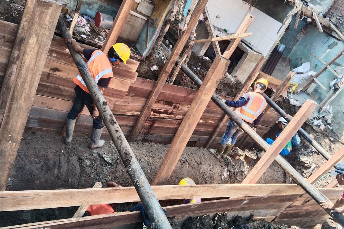 erumda (PDAM) Tirtaweing Kota Bandung telah membersihkan puing-puing rumah yang ambruk akibat pecahnya pipa PDAM berukuran diameter 90 sentimeter di Jalan Cibangkong Lor, RT 01 RW 05 Kelurahan Maleer, Kecamatan Batununggal, Kota Bandung, Jawa Barat,