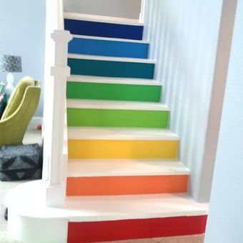 Cat tangga warna pelangi.
