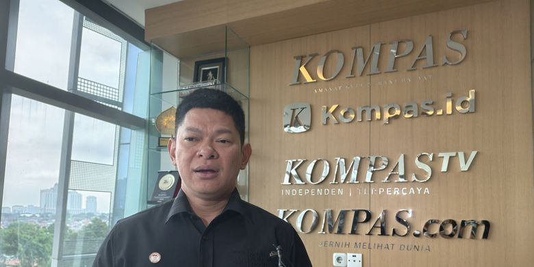 Ketua Komite Olimpiade Indonesia (NOC Indonesia), Raja Sapta Oktohari, berbicara dalam kunjungannya ke Menara Kompas, Jakarta, pada Senin (29/9/2025).