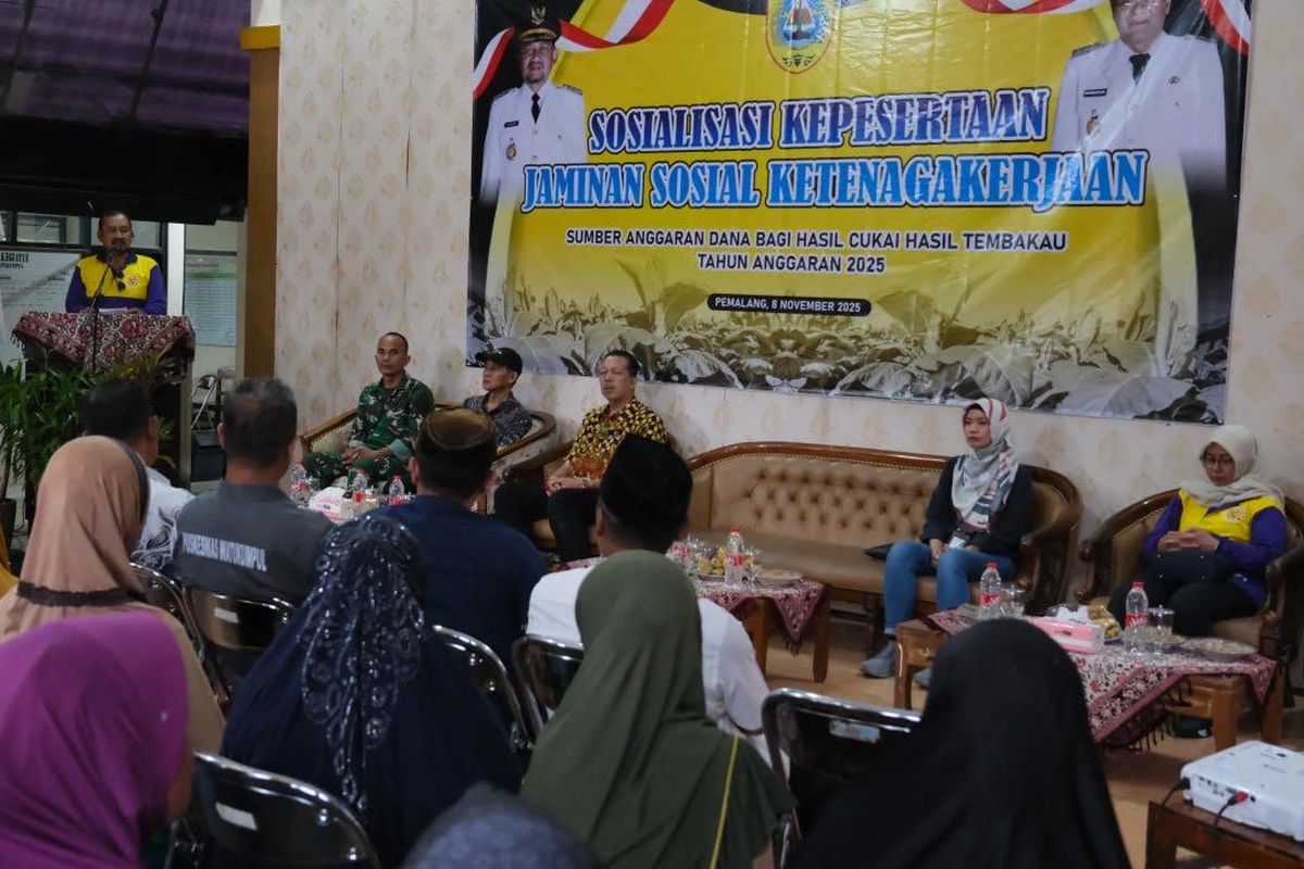Bupati Pemalang Anom Widyantoro menghadiri kegiatan sosialisasi bantuan iuran kepesertaan Jaminan Sosial Ketenagakerjaan bagi pekerja rentan di Pendopo Kantor Kecamatan Watukumpul, Kabupaten Pemalang, Jawa Tengah, Sabtu (8/11/2025). 