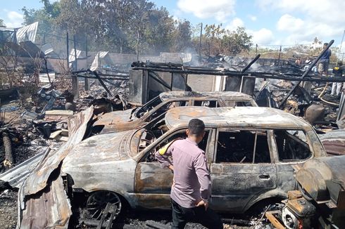 Sebuah Rumah Terbakar di Rote Ndao, 3 Mobil dan 1 Motor Juga Hangus