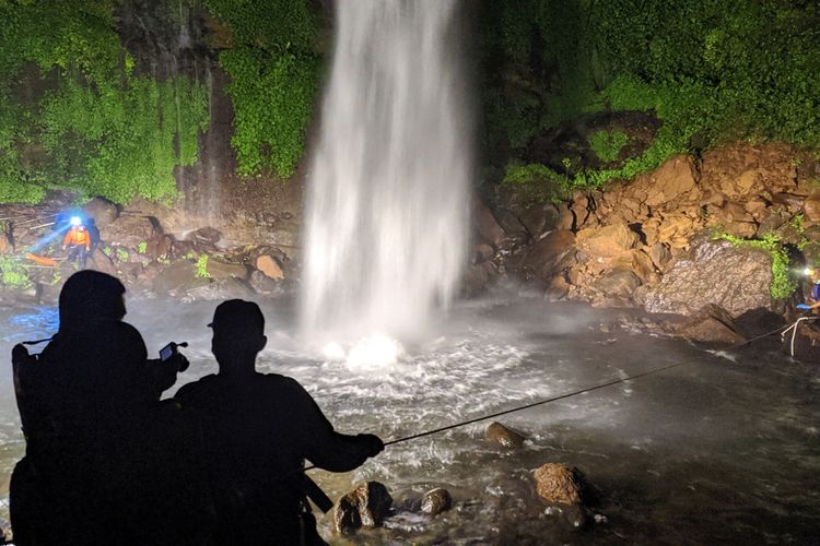 Tim SAR gabungan melakukan pencarian korban tenggelam di di Curug (air terjun) Telu Desa Karangsalam, Kecamatan Baturraden, Kabupaten Banyumas, Jawa Tengah, Senin (22/2/2021) malam.