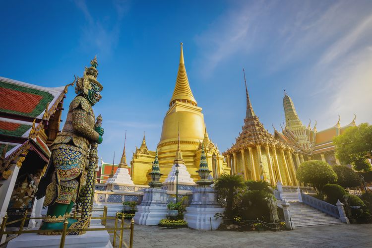 Giant demon (Yaksha) Guarding and exit to Grand Palace at Phra Si Rattana Satsadaram Temple, Bangkok.