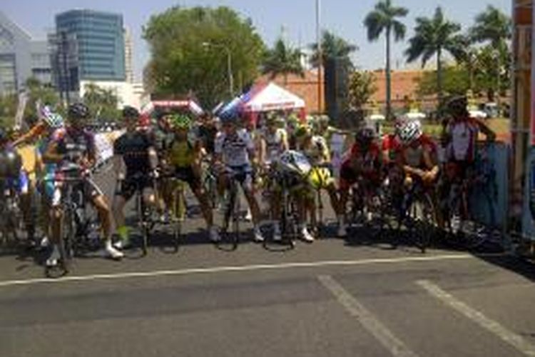 Para pembalap peserta Tour de East Java berada di garis start di Jalan Gubernur Suryo, Surabaya, Jawa Timur, Rabu (4/9/2013).