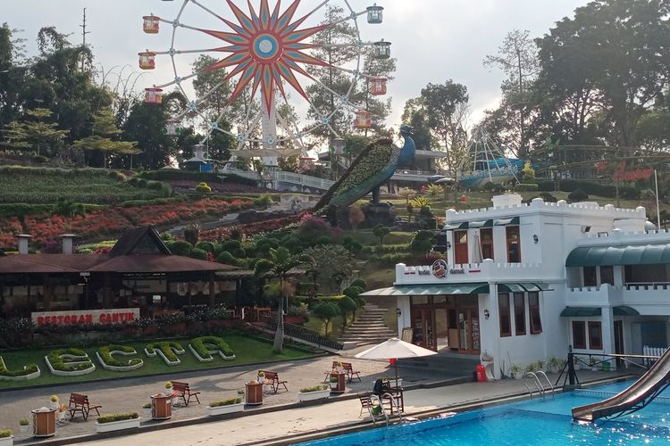 Taman Rekreasi Selecta yang berada di Desa Tulungrejo, Kota Batu, Jawa Timur.
