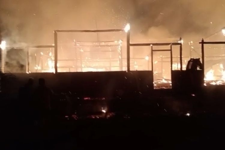Lima rumah milik Sopir (65) warga Desa Pandean, Kecamatan Karanganyar, Kabupaten Ngawi, ludes terbakar pada Senin malam. Kebakaran diduga dipicu korsleting listrik dari sambungan TV yang lupa dimatikan. Uang tunai Rp 250 juta dari pengakuan pemilik rumah juga ikut ludes terbakar.