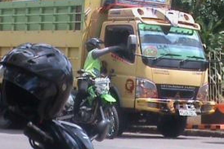 Salah satu aksi oknum polisi lalulintas (Polantas) di Kabupaten Bone, Sulawesi Selatan ini tengah menahan salah satu truk yang melintas dan cukup meresahkan warga setempat. Selasa, (06/05/2014).