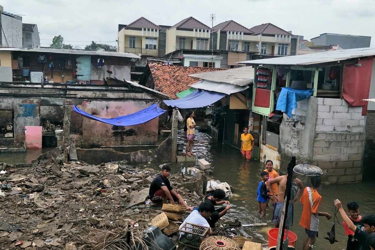 Kawasan Taman Kota, Jakarta Barat yang masih terendam banjir, Jumat (3/1/2020).