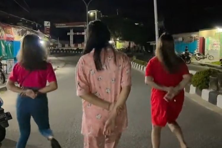 Tangkapan layar akun tiktok salah satu wanita berjoget tiktok di tengah jalan raya di Nunukan Kaltara