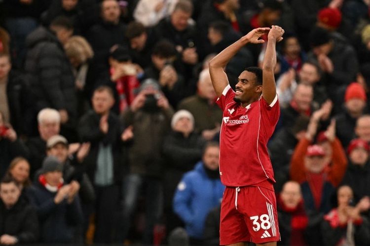 Gelandang Liverpool Ryan Gravenberch merayakan gol pembuka pertandingan Liga Inggris antara Liverpool dan Wolverhampton Wanderers di Anfield, Liverpool, barat laut Inggris pada 27 Desember 2025.