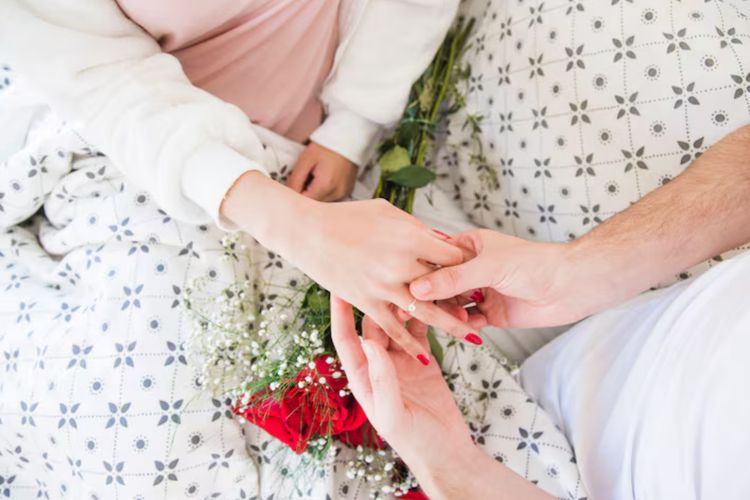 Tepuk Sakinah masih ramai diperbincangkan. Calon pengantin berbagi pengalaman, ada yang seru, unik, hingga melihatnya sebagai pengingat nilai keluarga.