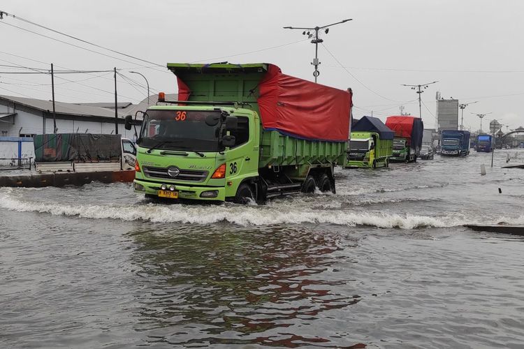 Truk menerjang banjir Pantura Sayung, Kabupaten Demak, Jawa Tengah, Selasa (28/10/2025). 