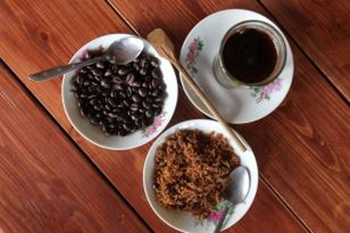 Kopi dan biji kopi produksi dari kebun di Vila MesaStila, Magelang, Jawa Tengah, Senin (13/10/2014). Vila MesaStila dahulu merupakan rumah pemilik kebun kopi asal Belanda, Gustav Van Der Swan tahun 1928 dan pernah berpindah kepemilikan pada HOS Cokroaminoto.