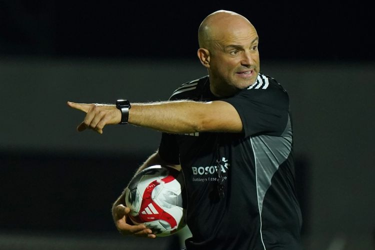 Pelatih asal Portugal, Bernardo Tavares memimpin PSM Makassar mengarungi Super League 2025-2026. Namun, per 1 Oktober 2025, ia resmi meninggalkan PSM akibat masalah gaji. Kini, PSM telah menunjuk pelatih interim.