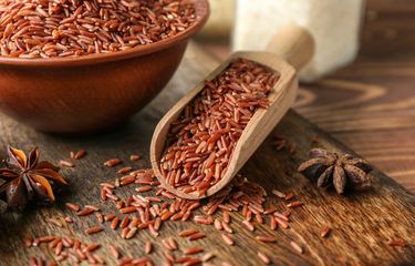 Beras merah adalah varietas yang juga sering kita temukan dan menjadi pilihan nasi yang bagus untuk diet. Manfaat beras merah baik dikonsumsi untuk diet.