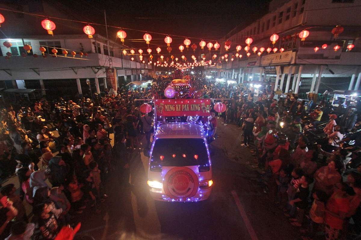 Kemeriahan pawai lampion dalam rangkaian puncak perayaan Imlek dan Cap Go Meh 2569 di Kota Singkawang, Kalimantan Barat (28/2/2018). Ribuan masyarakat dan wisatawan tumpah ruah menyaksikan perhelatan akbar tahunan di Kota Singkawang itu.