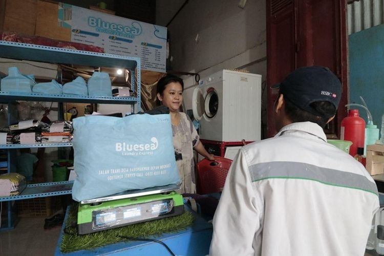 Usaha laundry yang ada di sekitar kawasan IMIP. 