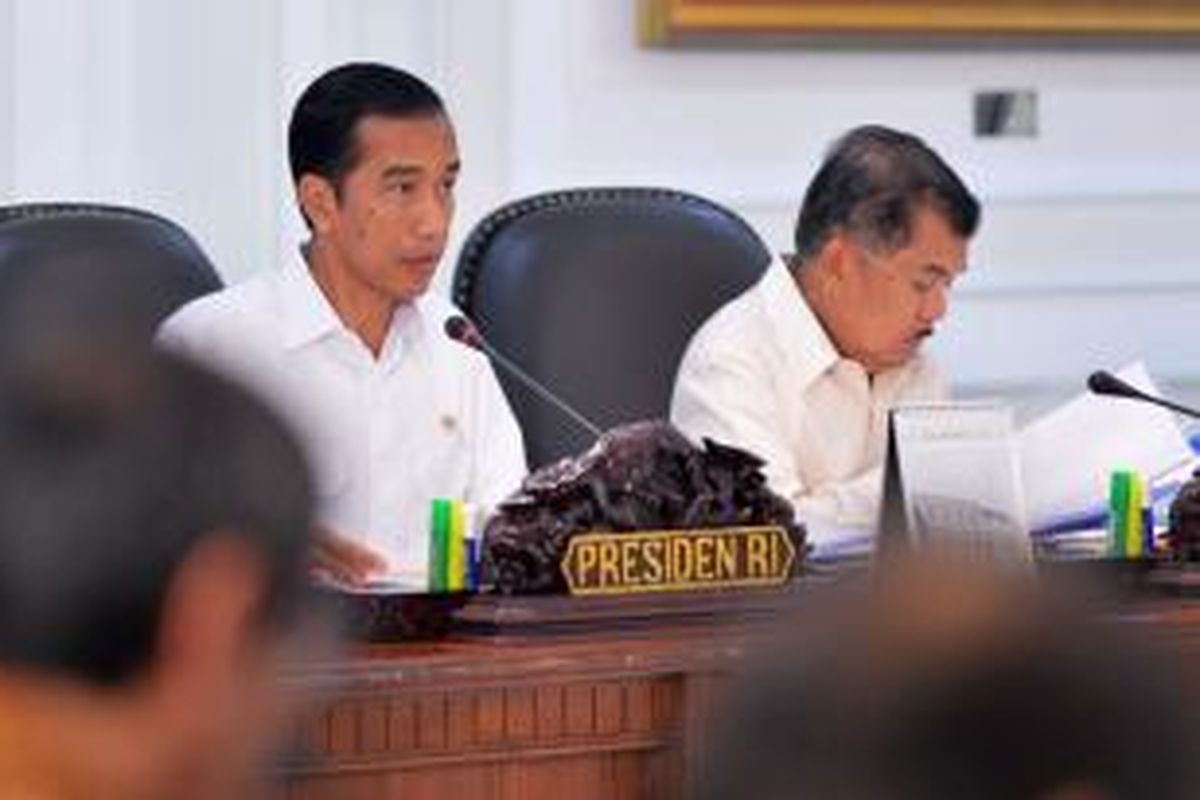 Presiden Joko Widodo dan Wakil Presiden Jusuf Kalla memimpin rapat Kabinet di Istana Presiden di Jakarta, Senin (17/11/2014). Presiden mengatakan akan memotong subsidi BBM yang telah memakan 20 persen APBN, danmengalihkan uang subsidi untuk memperbaiki infrastruktur dan program-program membantu rakyat miskin. AFP PHOTO / PRESIDEN PALACE / Laily