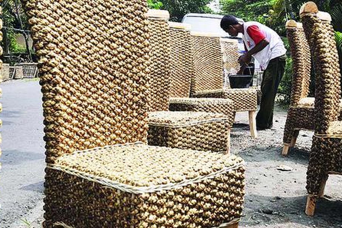 Perajin menyelesaikan pembuatan mebel rotan untuk ekspor di sentra industri mebel rotan rakyat di Desa Trangsan, Kecamatan Gatak, Kabupaten Sukoharjo, Jawa Tengah, Jumat (5/3).