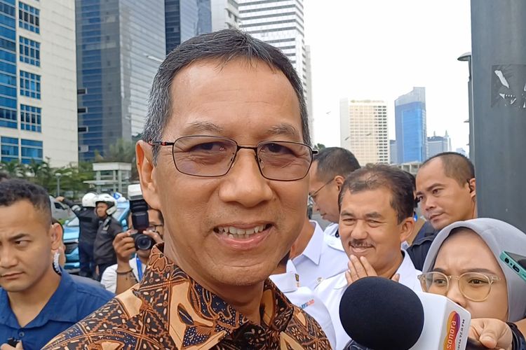 Pj Gubernur DKI Jakarta Heru Budi Hartono saat ditemui di area Stasiun MRT Bundaran HI, Jakarta Pusat, Rabu (17/4/2024).