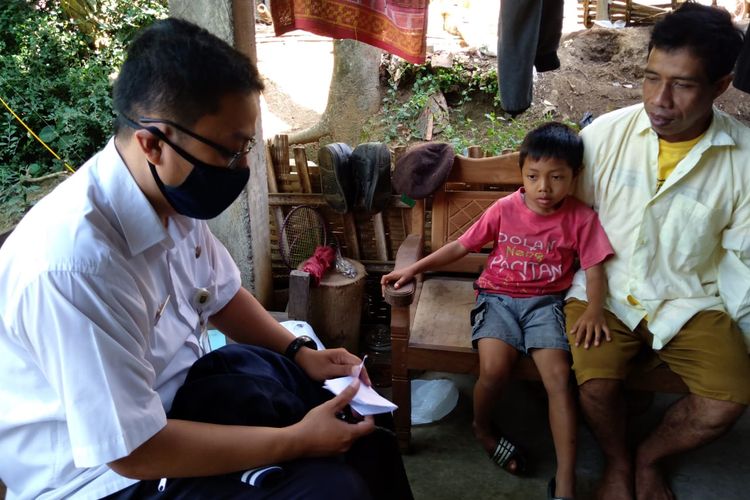 Ifan, guru SD N Growong, Tempuran, Magelang. Ia bersama rekan-rekannya melakukan pengenalan lingkungan sekolah dan profil guru di rumah siswa, karena tidak memungkinkan untuk pembelajaran daring.