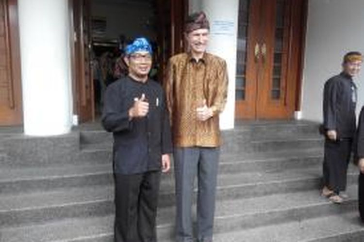 Wali Kota Bandung, Ridwan Kamil, hari ini, Rabu (2/4/2014) dikunjungi oleh Duta Besar Amerika Serikat, Robert Blake.Kunjungan Robert Blake ke Bandung adalah untuk mendorong kerjasama ekonomi dan pendidikan yang merupakan dua dari pilar -pilar Kemitraan Komprehensif AS-Indonesia.