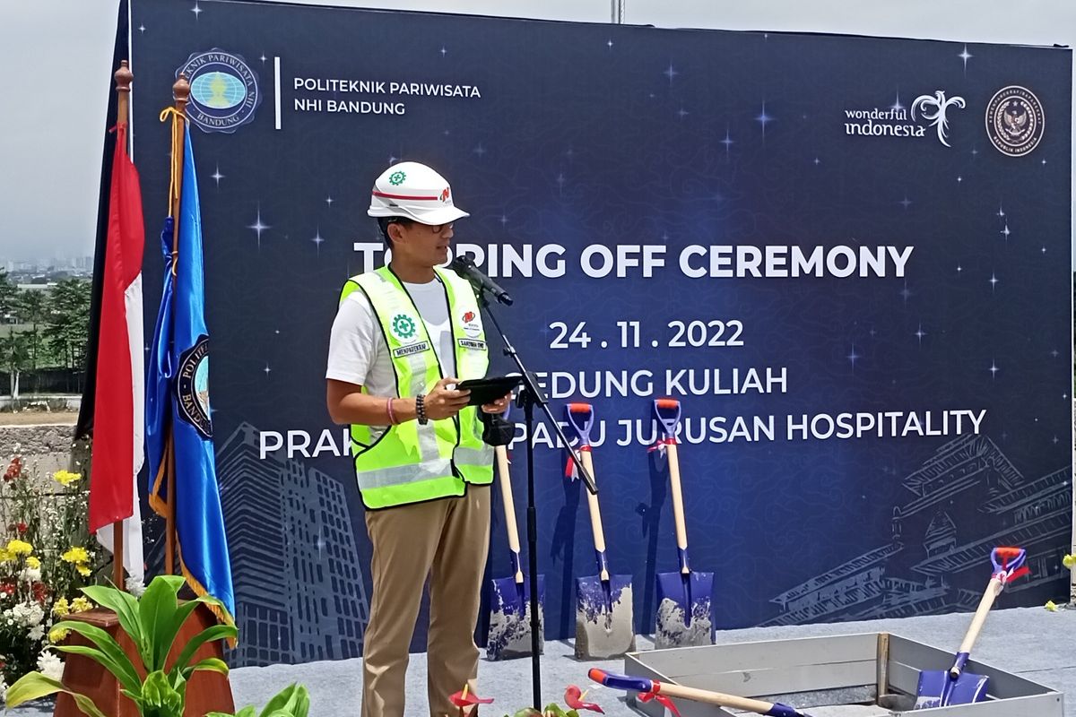 Menteri Pariwisata dan Ekonomi Kreatif (Menparekraf) Sandiaga Uno memberikan alasan terkait pembangunan Gedung Kuliah Praktik Terpadu Jurusan Hospitality Politeknik Pariwisata Negeri (Poltekpar) National Hotel Institute (NHI) di Kecamatan Dayeuh Kolot, Kamis (24/11/2022).