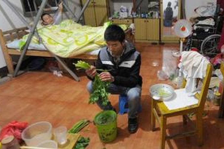 Guo Shijun sedang memasak makanan untuk ayahnya yang lumpuh. Pemuda ini rela membawa ayahnya yang lumpuh ke asrama kampusnya agar dia bisa terus kuliah sambil merawat sang ayah.