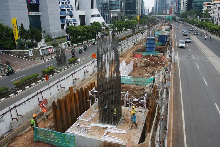 Pekerja menggarap pembangunan LRT jalur Cawang-Dukuh Atas, di Jalan Rasuna Said, Kuningan, Jakarta, Jumat (6/10). Dinas Perhubungan DKI Jakarta menghimbau, untuk mengatasi kemacetan akibat penyempitan jalan saat pembangunan proyek LRT, pengendara diharapkan mendapat mencari jalur alternatif. ANTARA FOTO/Reno Esnir/foc/17. 