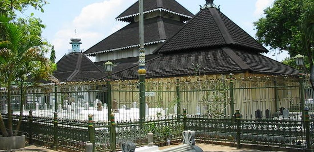 Cungkup Utama Masjid Agung Demak. Masjid Agung Demak dibangun oleh Raja Demak I Raden Patah atas saran Wali Songo yang dimulai pada 1477 M.