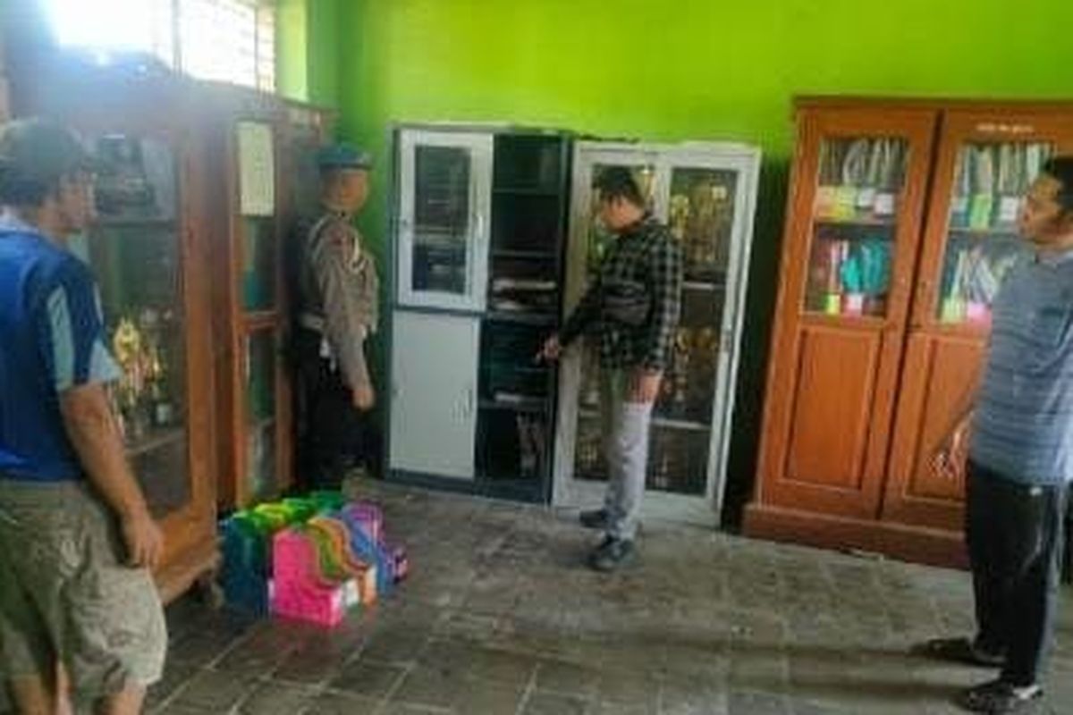 Polisi saat melakukan olah TKP di SDN Bendungrejo, Kecamatan Berbek, Kabupaten Nganjuk, Jawa Timur, belum lama ini