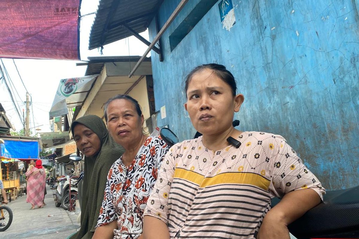 Ibu rumah tangga bernama Jarti (41) saat menceritakan tentang krisis air bersih di Rawa Badak Utara, Koja, Jakarta Utara pada Jumat (9/6/2023).