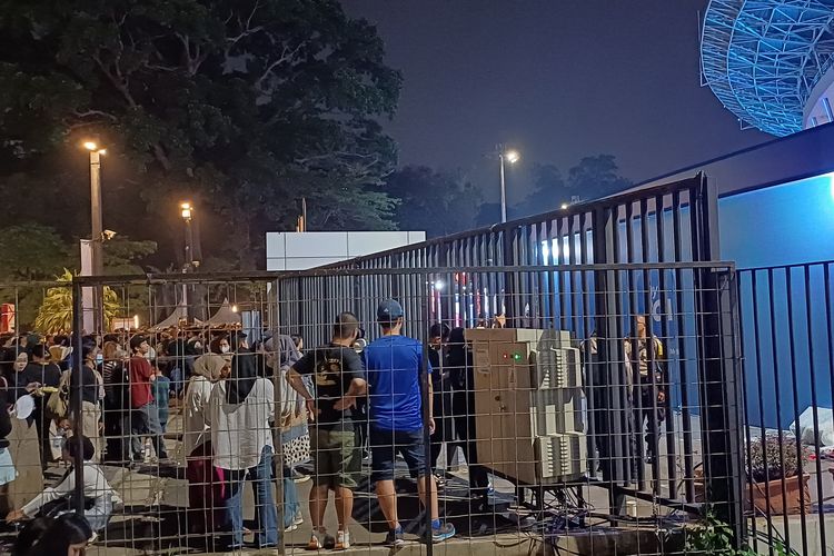 Suasana di luar pagar halaman Stadion Utama GBK, Senayan, Jakarta Pusat, Rabu (15/11/2023) setelah beberapa penonton mencoba masuk ke dalam.