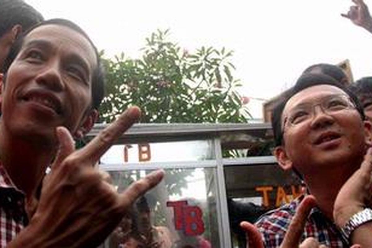 Pasangan calon gubernur dan wakil gubernur DKI Jakarta Jokowi dan Ahok (kanan) berkumpul di Tempat Pemenangan Jokowi-Ahok Jalan Borobudur, Jakarta Selatan, Rabu (11/7/2012).