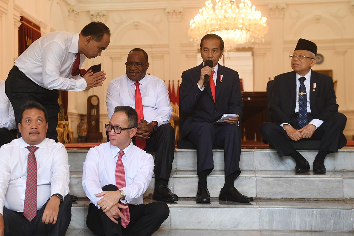 Presiden Joko Widodo (kedua kanan) didampingi Wakil Presiden Ma'ruf Amin (kanan) memperkenalkan calon-calon wakil menteri Kabinet Indonesia Maju sebelum acara pelantikan di Istana Merdeka, Jakarta, Jumat (25/10/2019). Presiden memperkenalkan 12 orang sebagai wakil menteri yang akan membantu kinerja Kabinet Indonesia Maju.